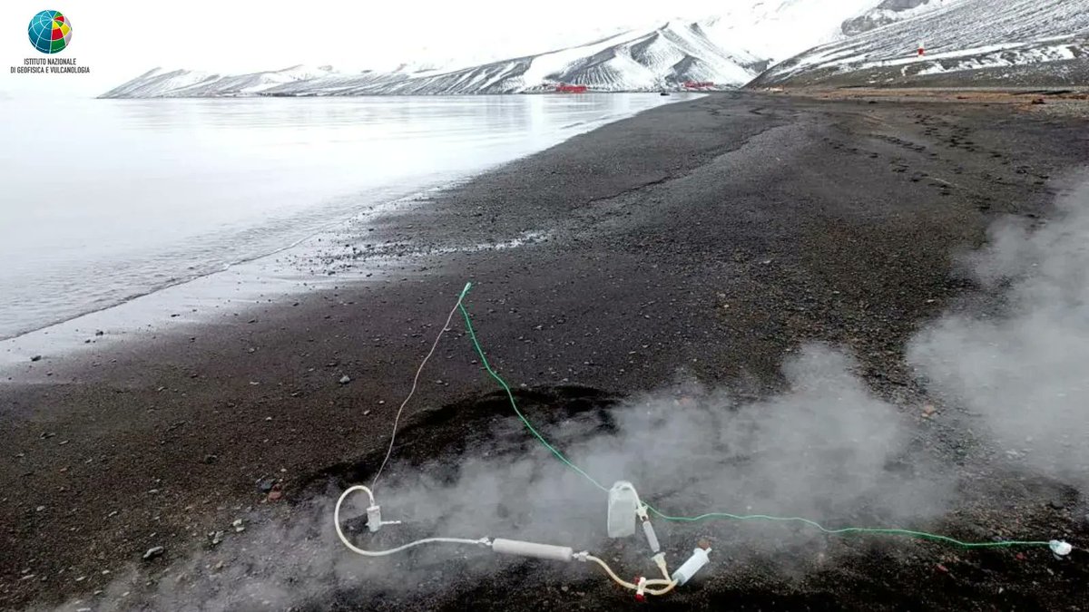 INGVambiente's tweet photo. Il processo di #campionamento dei gas è un'attività delicata che non può prescindere dalle condizioni metereologiche e dell'ambiente geologico. Queste #fumarole tra i ghiacci dell'#Antartide sono state campionate col permesso delle maree. Progetto #ERUPTION @antonio55414726 https://t.co/ujdOr7zQ5c