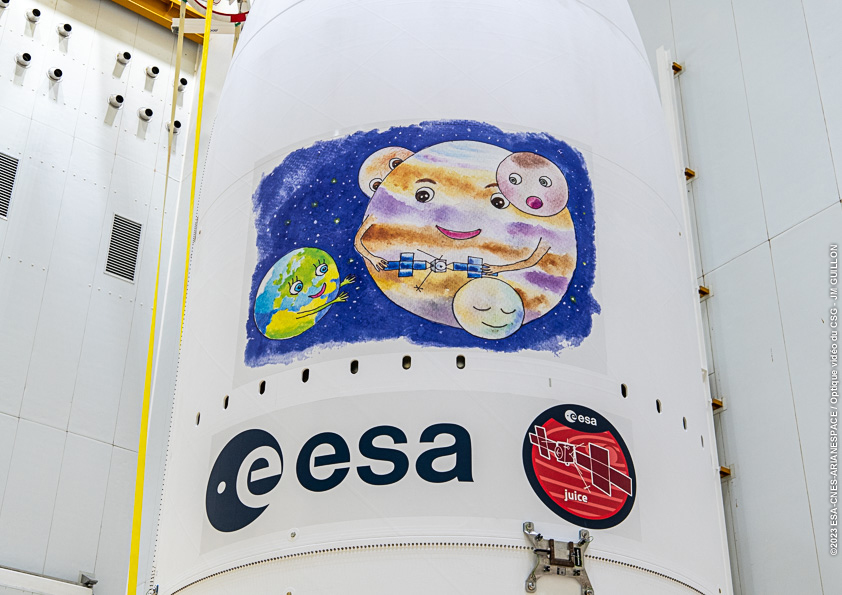 astropierre's tweet photo. Ca y est, la sonde européenne @ESA_JUICE est bien encapsulée dans la coiffe de la fusée Ariane 5.

Coiffe sur laquelle est peinte en grand le dessin d'Yaryna (8 ans, Ukraine), grande finaliste du concours de dessin sur #JUICE (2600 créations de 63 pays)

https://t.co/dRXTkebWQH https://t.co/DXnrjBxOHF