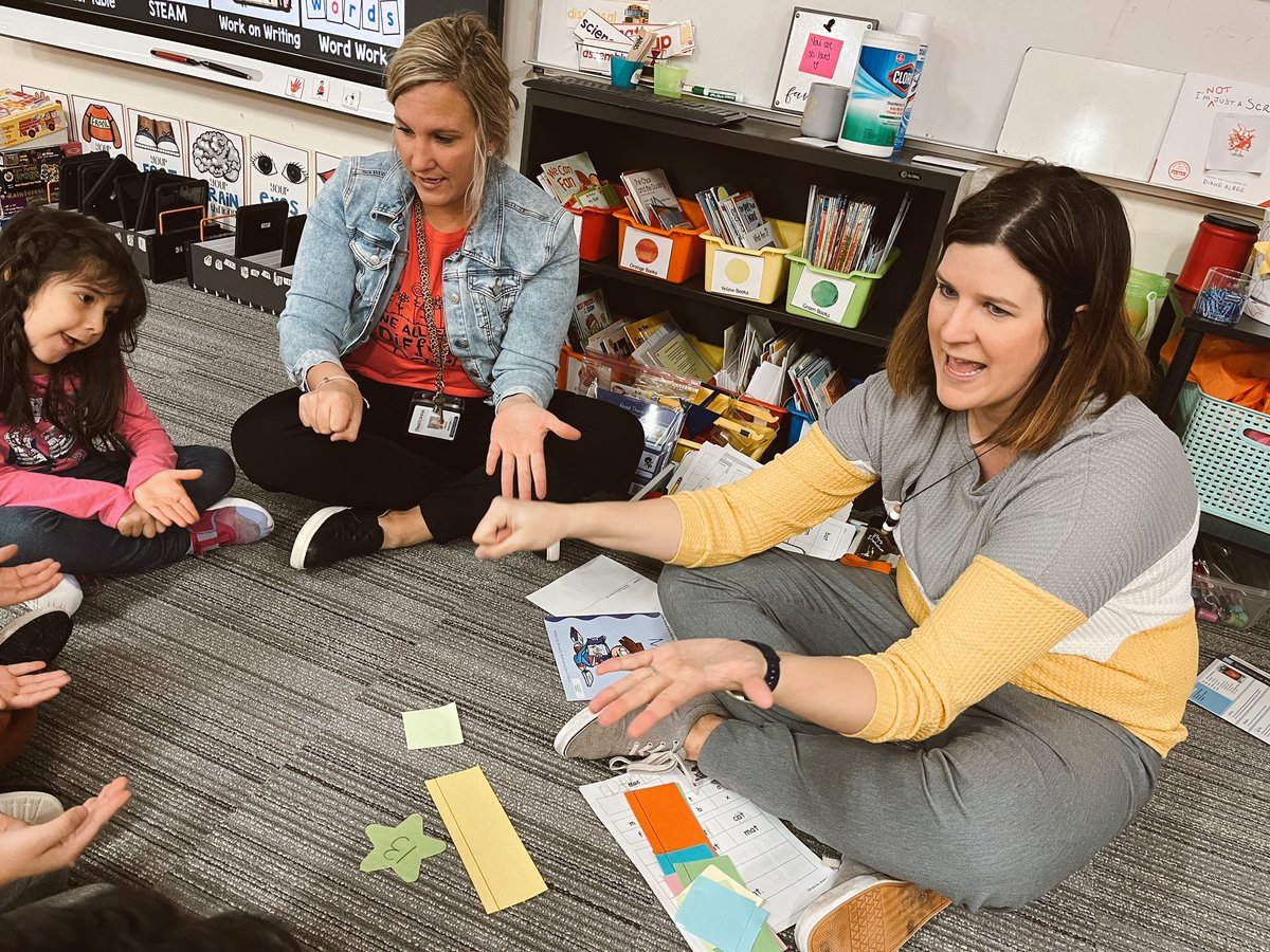 mskatieschuster's tweet photo. I have enjoyed collaborating with @mrsandersonk4 &amp; @KatieDemmer teaching our youngest learners to read! 📖🍎#scienceofreading #mckinleystrong #owatonnaproud https://t.co/WInUAcGWJc