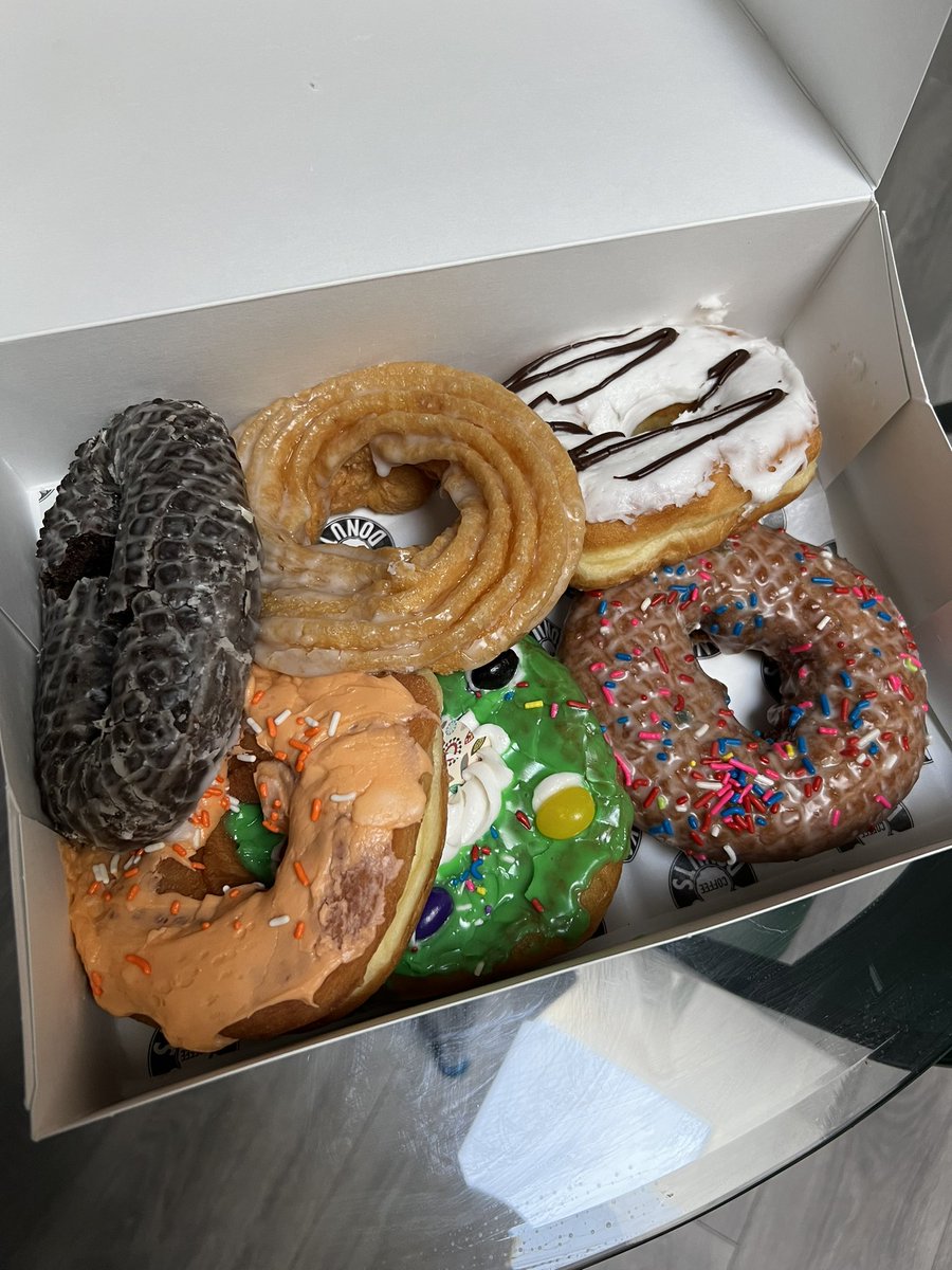 kevinslation's tweet photo. #HappyEaster from these great #donuts #IrishRed #OrangeCreamiscle #funfetti #Zebra only from my favorite place @KanesDonuts #kanesdonutsarelove #kanesdonutsboston https://t.co/rzUliOP9zu