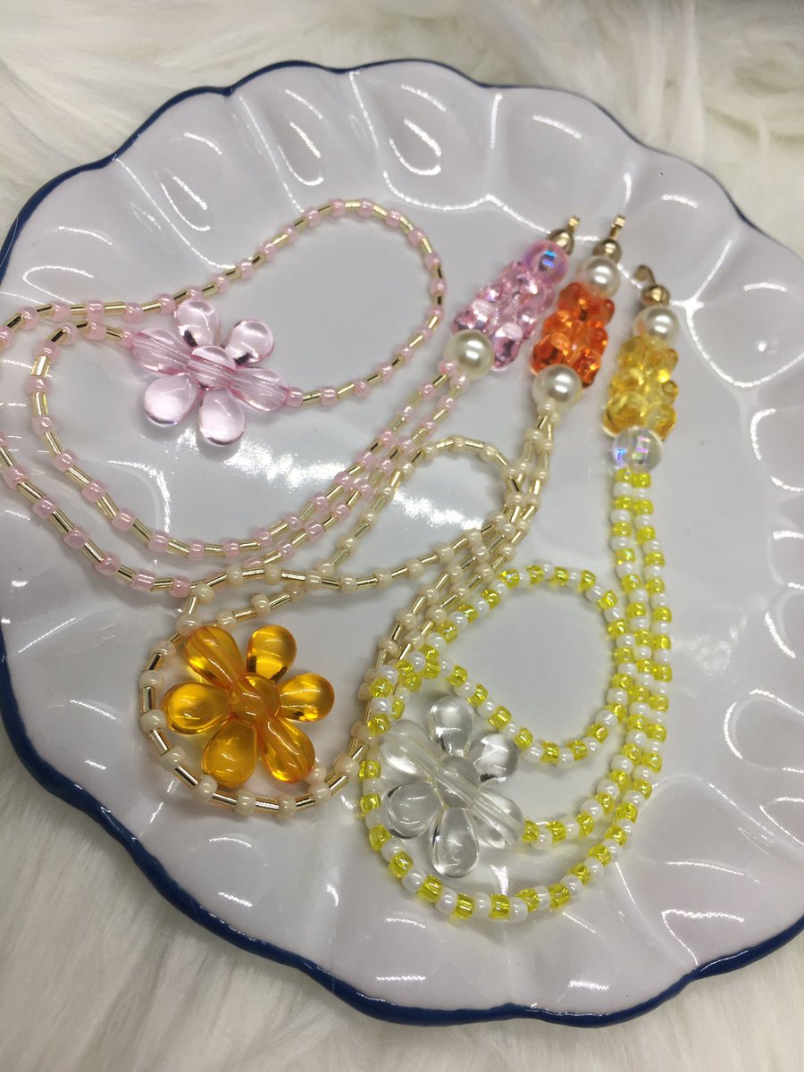 mtmtmtmt3929's tweet photo. 9種作りました♡
パール、くまちゃん、フラワーパーツ使用💜
推しカラー☺︎💕
みんなの推しは何色？？💗
#ハンドメイドアクセサリー
#ペンライトストラップ
#推し活 https://t.co/hWPxQtQojM