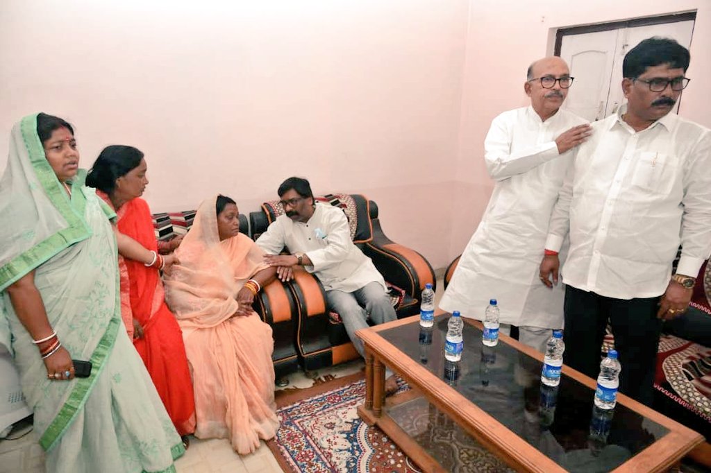 HemantSorenJMM's tweet photo. आप चिंता न करें, मैं हूँ न।

पूरा झामुमो परिवार हमेशा आपके और आपके परिवार के साथ खड़ा रहेगा। 

माटीपुत्र जगरनाथ महतो अमर रहें। https://t.co/3ZDSWNXfrX