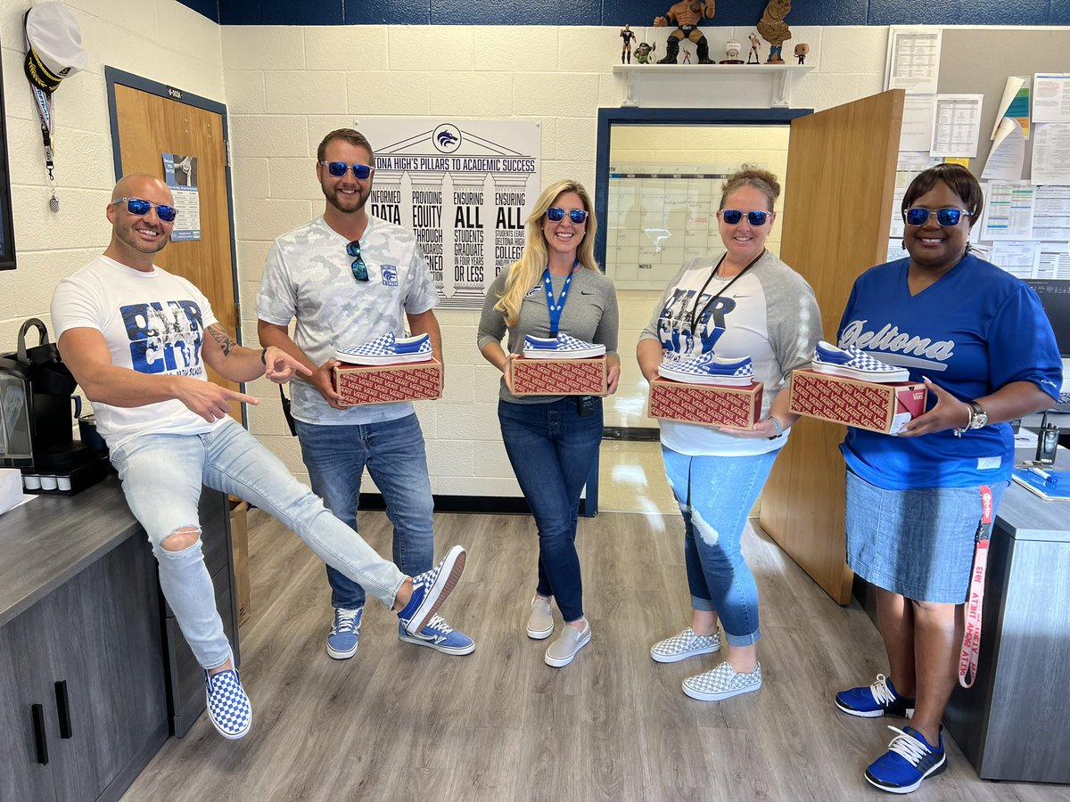 MikeMicallef1's tweet image. It’s @Vans Friday @DHSHappenings &amp;amp; we are ending #APWeek23 with a pair of matching Vans &amp;amp; singing our Alma Mater with their 😎 on inside. 👊🏼

This is our school, this is my dream team &amp;amp; if you didn’t know, this is #OurCity