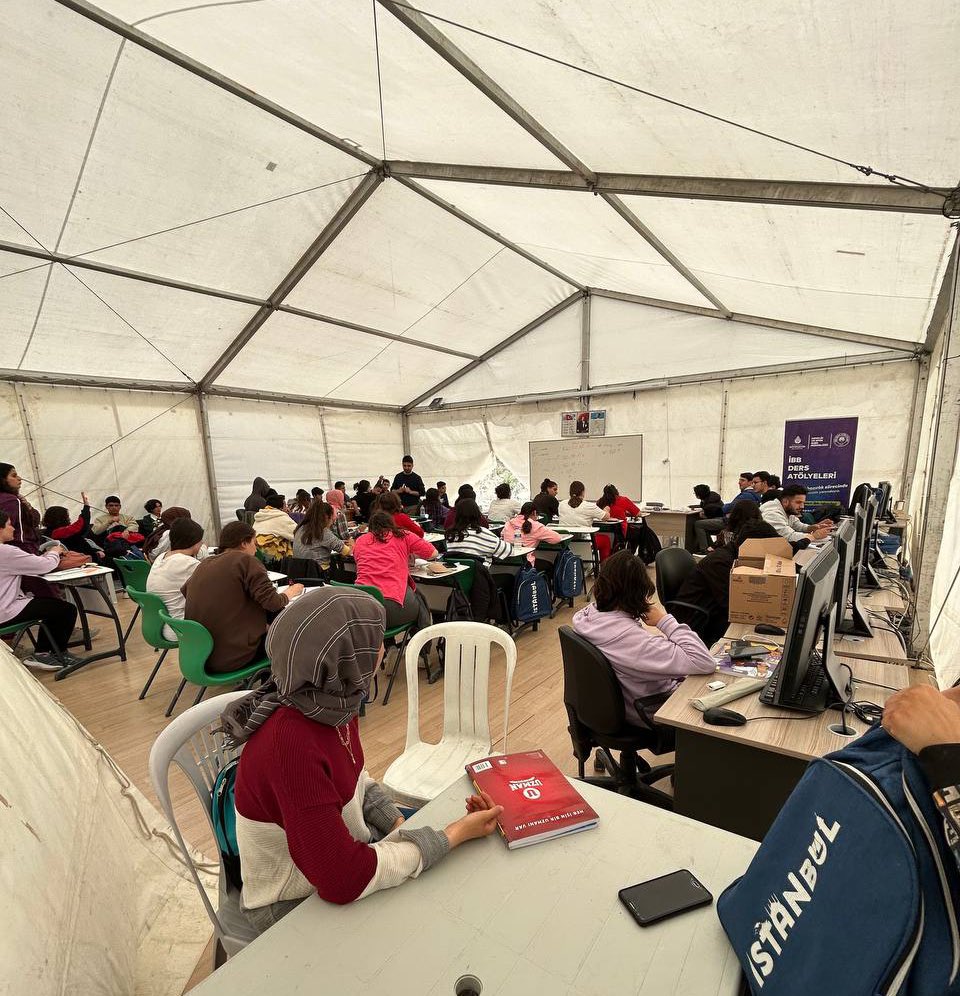 TYT Deneme Sınavı sonrası İBB Hatay Ders Atölyemizde LGS-YKS hazırlık derslerimiz eğitmenlerimiz eşliğinde devam ediyor.

Ayrıca kırtasiye setlerinin de içinde bulunduğu Mobil Ders Atölyemiz, Hatay’ın dört bir yanını geziyor.

#ibb #gençlikvespor #hatay #eğitim