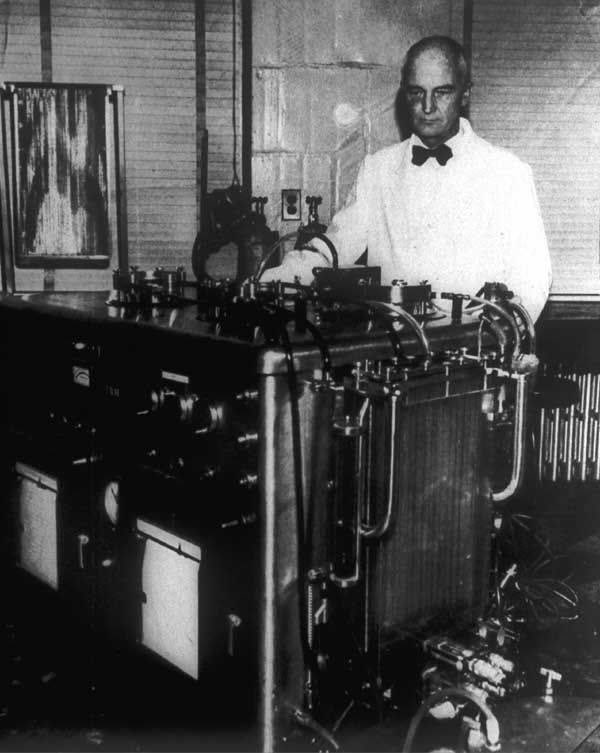 marwa_barekzai1's tweet photo. John Heysham Gibbon (1903-1973), was an American surgeon best known for inventing the #HeartLungMachine &amp; performing subsequent #OpenHeartSurgeries which revolutionized heart surgery in the twentieth century. https://t.co/YMs2PcqQGo