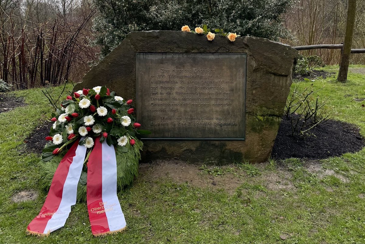 Nordstadtblog's tweet photo. #Gedenken in der Stadt #Dortmund an die Opfer der Nazi-Massenmord an Ostern 1945 in der #Bittermark. #nonazisdo #Erinnerungsarbeit #Rechtsextremismus #Nazis #Geschichte #Politik https://t.co/L817MegOJ5