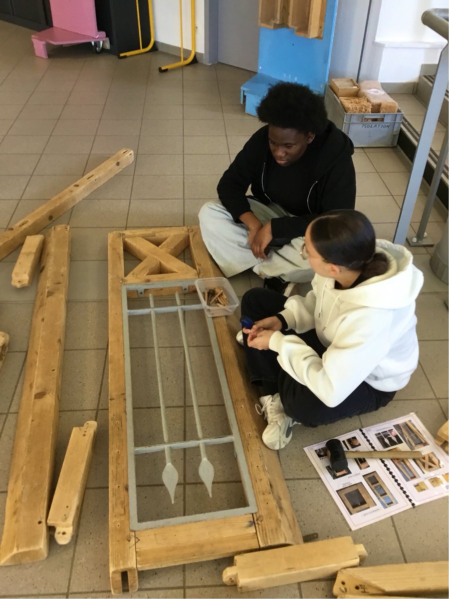 ClgEuropeBdp's tweet photo. Cette semaine, dans le cadre du projet avenir, la CAPEB a partagé sa passion de la construction pour donner l’envie aux jeunes de rejoindre les métiers du bâtiment. Les élèves se sont initiés à la construction d'une maison. Merci aux artisans messagers! https://t.co/Fzz1J1K5T0
