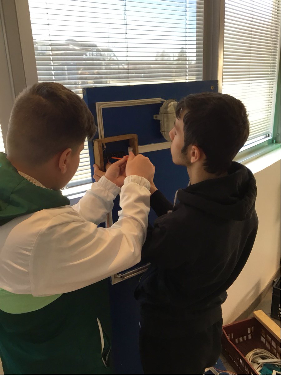 ClgEuropeBdp's tweet photo. Cette semaine, dans le cadre du projet avenir, la CAPEB a partagé sa passion de la construction pour donner l’envie aux jeunes de rejoindre les métiers du bâtiment. Les élèves se sont initiés à la construction d'une maison. Merci aux artisans messagers! https://t.co/Fzz1J1K5T0