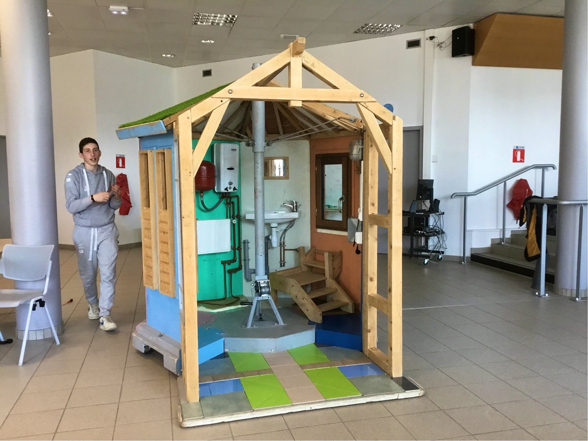 ClgEuropeBdp's tweet photo. Cette semaine, dans le cadre du projet avenir, la CAPEB a partagé sa passion de la construction pour donner l’envie aux jeunes de rejoindre les métiers du bâtiment. Les élèves se sont initiés à la construction d'une maison. Merci aux artisans messagers! https://t.co/Fzz1J1K5T0