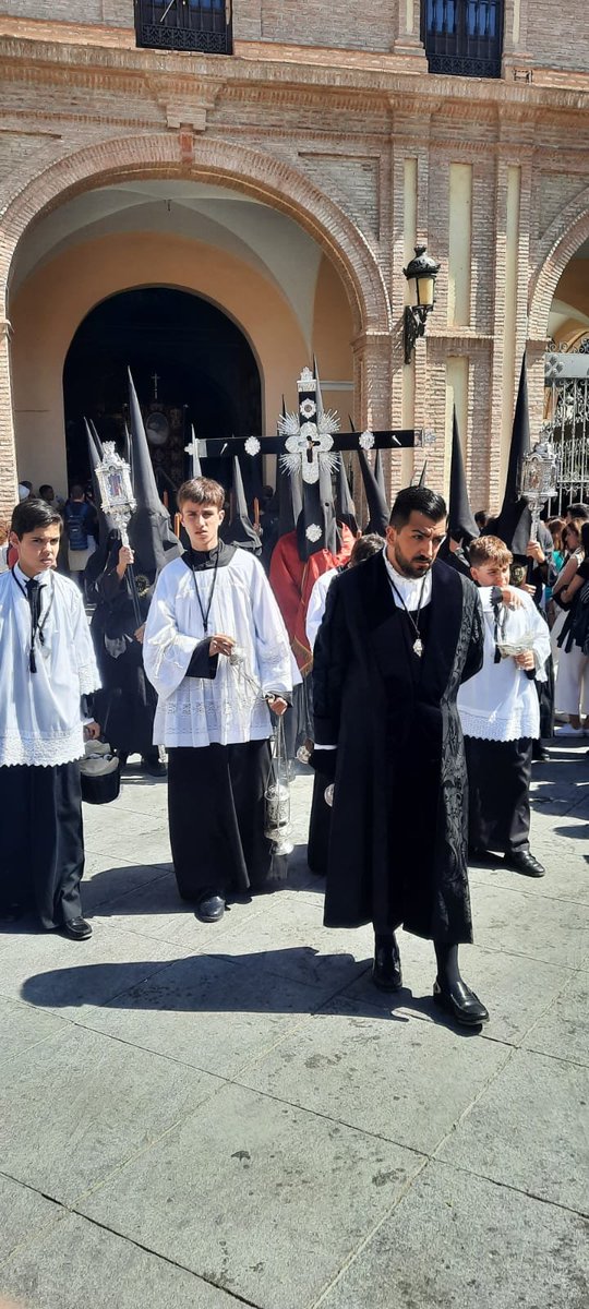 EMT_Malaga's tweet photo. ¡Comienza el #ViernesSanto! 🕯️
Sale @MonteCalvario ⚫️
#CofradiasMLG @cofradiasmalaga
#SemanaSantaMálaga2023 #infotronos #Calvaro #MonteCalvario https://t.co/lWCFdv3Imq