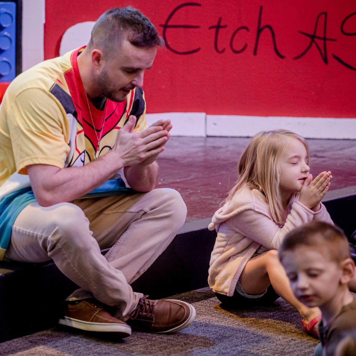 5PointChurch's tweet photo. Teach little hands to fold in prayer today by being a part of the  7️⃣ days of Prayer 🙏

Set an example of faith that inspires and encourages them to become prayer warriors for God's kingdom.

Matthew 19:14 🙌👶👧👦 #7daysofprayer https://t.co/TfJsJXGz47