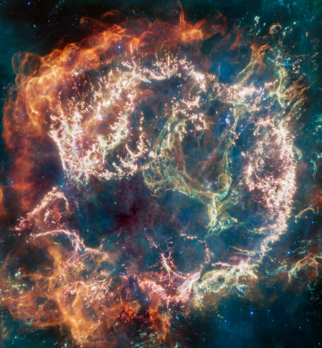 Stars: always making a dramatic exit! 🌟 

Webb’s powerful infrared eye has captured never-before-seen detail of Cassiopeia A (Cas A). 11,000 light-years away, it is the remnant of a massive star that exploded about 340 years ago: go.nasa.gov/3ZJnk72