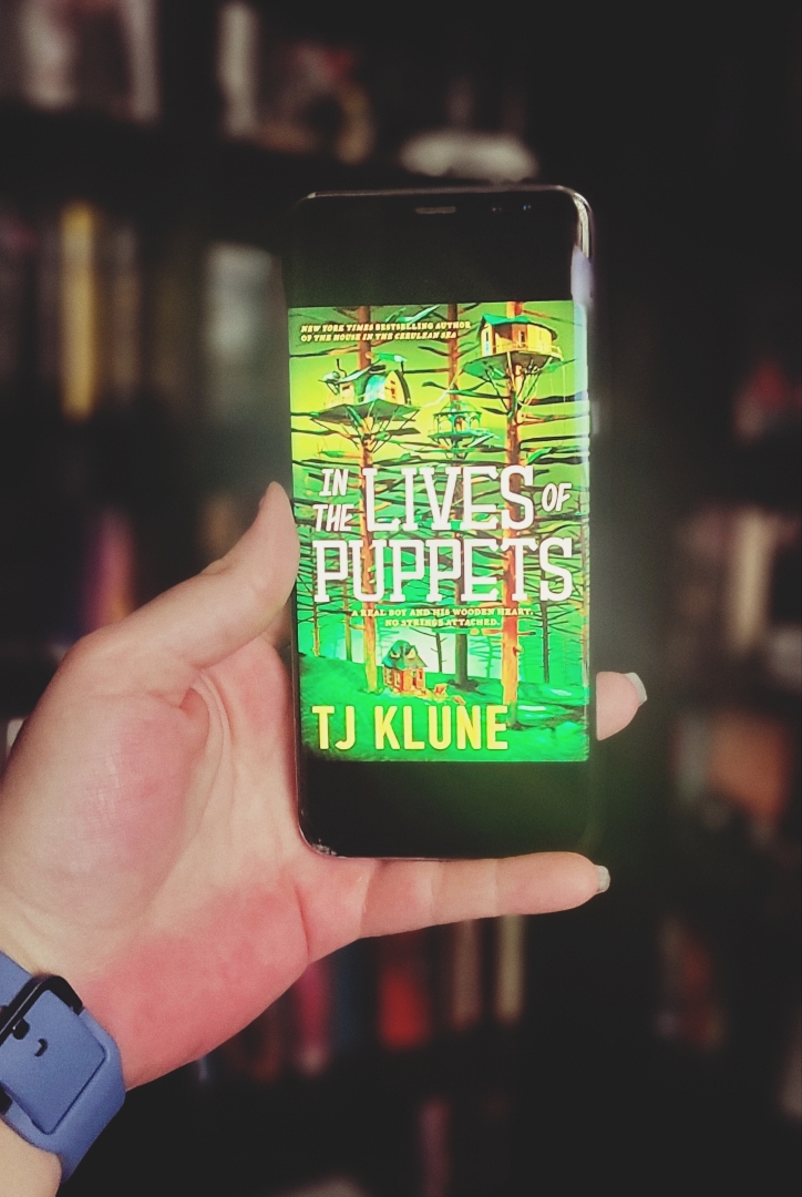 I was lucky enough to receive an ARC copy of TJ Klune's #InTheLivesofPuppets! #bookreview

Link: abbielynnsmith.com/post/book-revi…