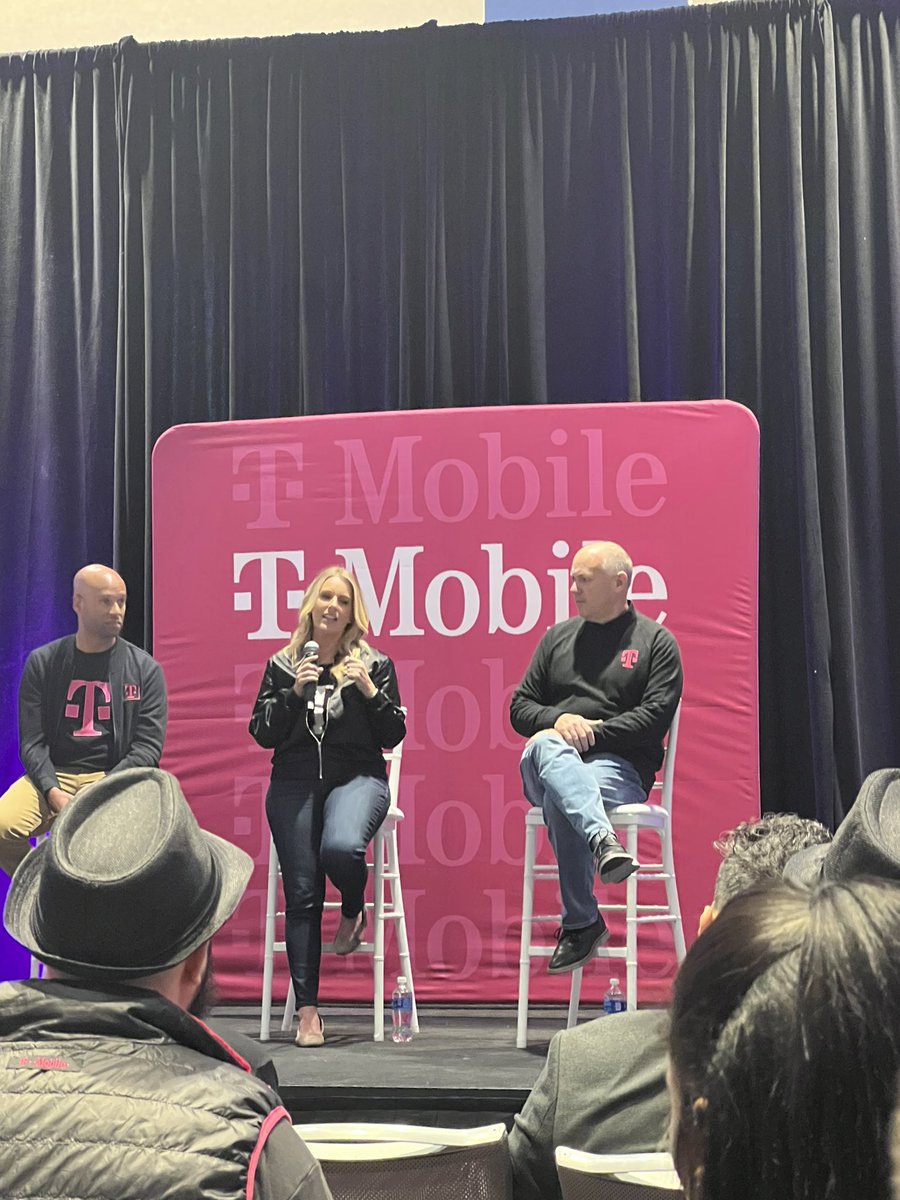 mobile_mile's tweet photo. Always a good time when @JonFreier comes to town! #tmobile #bemagenta #uncarrier #5G #Chicago https://t.co/gak4uOJkKV