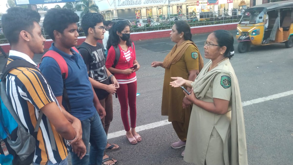 vizagcitypolice's tweet photo. సీపీ గారి ఆదేశాలు మేరకు నగర పరిధిలో అన్ని పోలీస్ స్టేషన్ వారు  చైన్ స్నాచింగ్ మరియు ద్విచక్ర వాహనల చోరీలకు సంబంధించి నేరాలు జరగకుండా క్రైమ్ అవగాహన కార్యక్రమాలు నిర్వహిస్తూ మరియు విజిబుల్ పోలీసింగ్ చేస్తూ వాహన తనిఖీలు నిర్వహిస్తున్నారు. @APPOLICE100 @dgpapofficial https://t.co/bi51DOreck