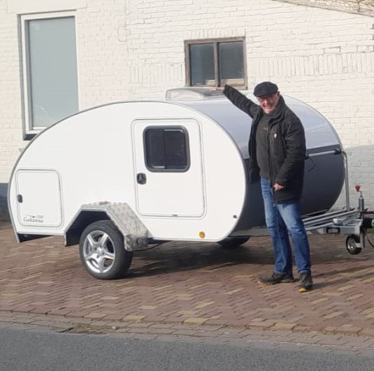 GobannaInfo's tweet photo. Weer een klant die kan gaan genieten van zijn Gobanna.
Deze geremde 1500 heeft extra veel bagageruimte, tranenplaat spatborden, een fietsendrager en een protectorplaat. 
Alvast een hele fijne vakantie!

#gobanna #minicaravan #kamperen #teardroptrailer #camping https://t.co/Dv4RohLjyW