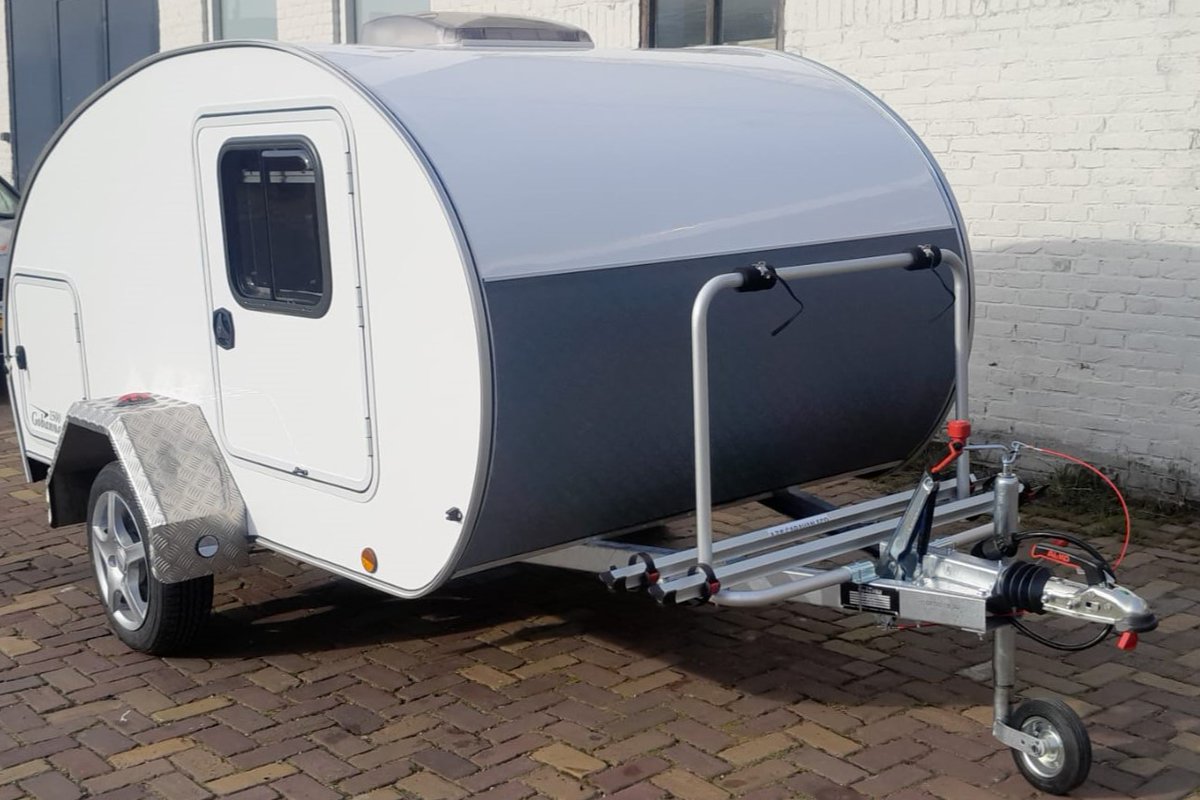 GobannaInfo's tweet photo. Weer een klant die kan gaan genieten van zijn Gobanna.
Deze geremde 1500 heeft extra veel bagageruimte, tranenplaat spatborden, een fietsendrager en een protectorplaat. 
Alvast een hele fijne vakantie!

#gobanna #minicaravan #kamperen #teardroptrailer #camping https://t.co/Dv4RohLjyW