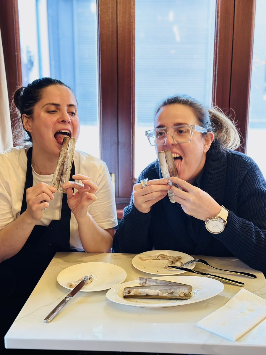 Anna & Maria-Luisa “sampling” #navajas #razorclams with #tuetano #bonemarrow & a touch of #lime on tonight as a wee special #whentheyaregonetheyaregone ❤️🥰 #lagordita #lagorditadublin