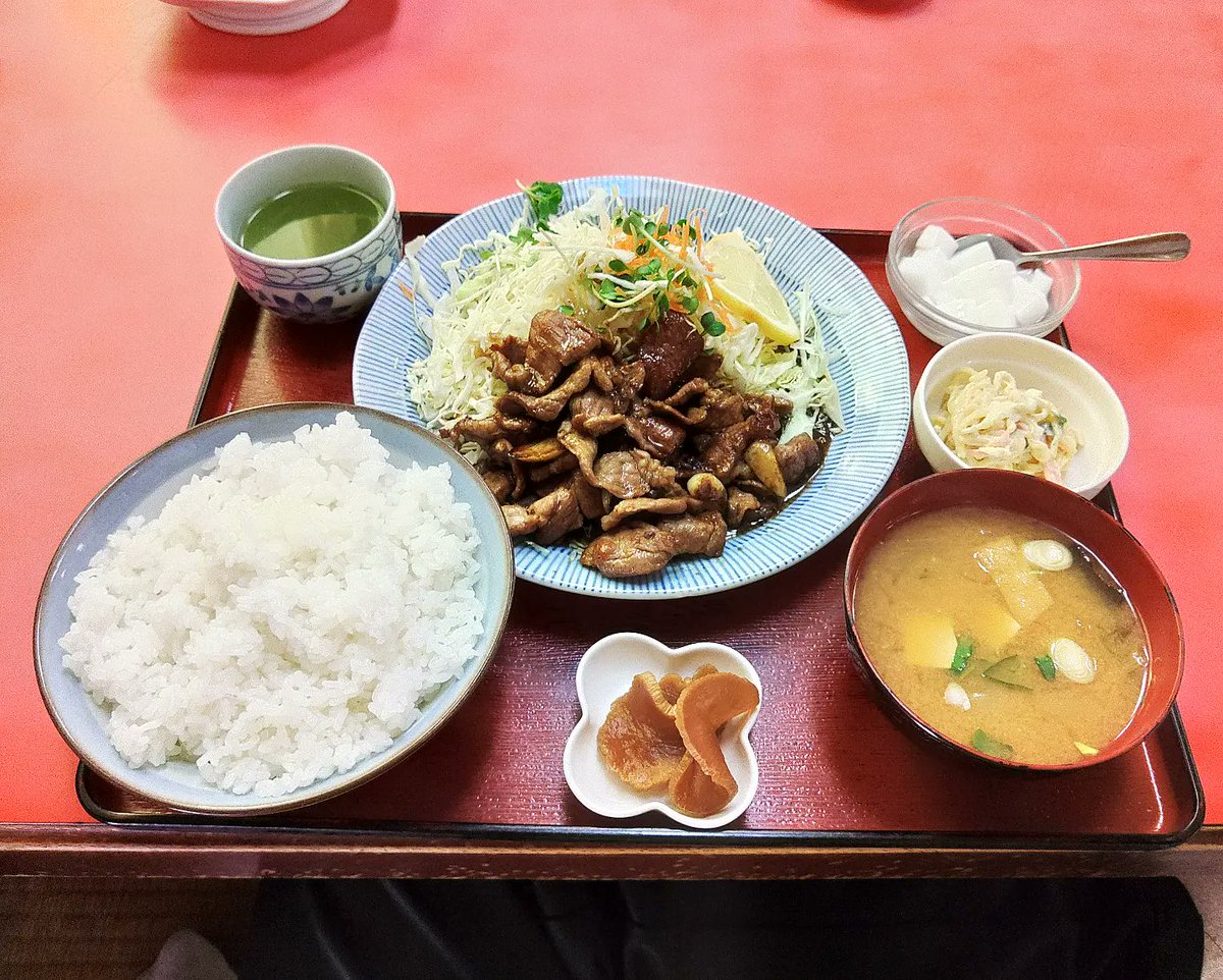 先週の写真です。 して家を出る と を食べに。何を食べたいか聞くと、僕が子供の頃から通ってる がよいと。子供たちも幼少の頃からよく連れて来たから味わいたくなったのかも。トンテキと行きたかったですが、胃腸と相談してこま切れ定食に。充分胃もたれしました。