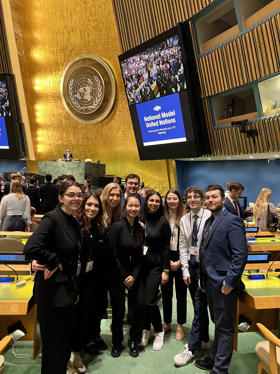 Pour la première fois, la délégation de @DrCiviluOttawa qui représentait le Cambodge @TheOfficialNMUN a reçu le prix de Outstanding Delegation! Ce prix récompense le travail collectif et l'excellence de Kim, Maya, Émilie, Joémy, Sonia, Ana, Sheri et Milo! Je suis très fier d'eux!