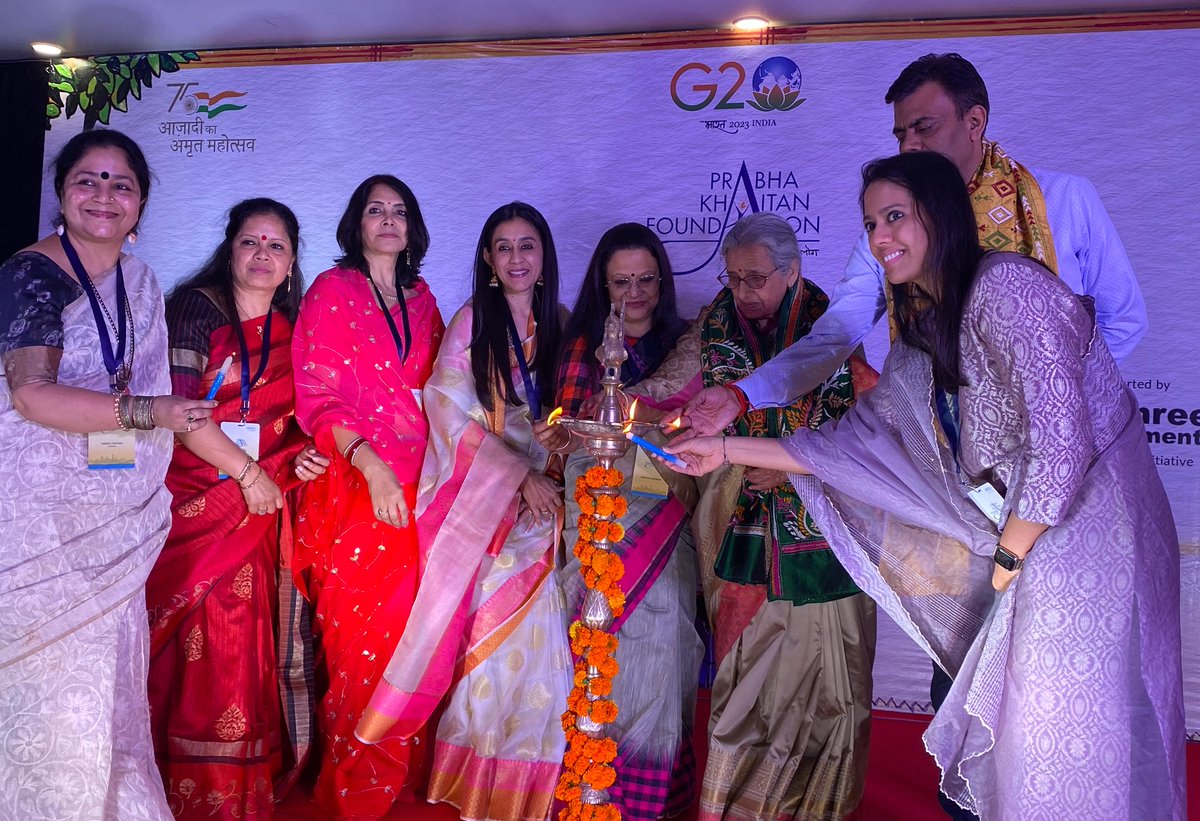 Prabha Khaitan Foundation (@foundationpk) on Twitter photo рдЕрдпреЛрдзреНрдпрд╛ рдореЗрдВ рдкреНрд░рднрд╛ рдЦреЗрддрд╛рди рдлрд╛рдЙрдВрдбреЗрд╢рди рдХреЗ рддрддреНрд╡рд╛рд╡рдзрд╛рди рдореЗрдВ рдЖрдпреЛрдЬрд┐рдд рд░рд╛рдорд╛рдпрдг рдХрд▓рд╛ рдЙрддреНрд╕рд╡ рд╕рдорд╛рд░реЛрд╣ рдХрд╛ рджреАрдк рдкреНрд░рдЬреНрдЬреНрд╡рд▓рд┐рдд рдХрд░ рдЙрджреНрдШрд╛рдЯрди рдХрд░рддреА рдкрджреНрдорд╢реНрд░реА рд╡рд┐рджреНрдпрд╛ рдмрд┐рдВрджреБ рд╕рд┐рдВрд╣, рдЖрдИрдЬреА рд░реЗрдВрдЬ рдЕрдпреЛрдзреНрдпрд╛ рдкреНрд░рд╡реАрдг рдХреБрдорд╛рд░, рдЕрдирдВрджрд┐рддрд╛ рдЪрдЯрд░реНрдЬреА, рдЕрдкрд░рд╛ рдХреБрдЪреНрдЫрд▓тАМ, рдбрд┐рдВрдкрд▓ рддреНрд░рд┐рд╡реЗрджреА, рджреАрдкрд╛ рдорд┐рд╢реНрд░рд╛, рдХрдирдХ рд░реЗрдЦрд╛ рдЪреМрд╣рд╛рди рдФрд░ рдЖрд░рддреА рдЧреБрдкреНрддрд╛ред рдЕрдпреЛрдзреНрдпрд╛ рдореЗрдВ рдкреНрд░рднрд╛ рдЦреЗрддрд╛рди рдлрд╛рдЙрдВрдбреЗрд╢рди рдХреЗ рддрддреНрд╡рд╛рд╡рдзрд╛рди рдореЗрдВ рдЖрдпреЛрдЬрд┐рдд рд░рд╛рдорд╛рдпрдг рдХрд▓рд╛ рдЙрддреНрд╕рд╡ рд╕рдорд╛рд░реЛрд╣ рдХрд╛ рджреАрдк рдкреНрд░рдЬреНрдЬреНрд╡рд▓рд┐рдд рдХрд░ рдЙрджреНрдШрд╛рдЯрди рдХрд░рддреА рдкрджреНрдорд╢реНрд░реА рд╡рд┐рджреНрдпрд╛ рдмрд┐рдВрджреБ рд╕рд┐рдВрд╣, рдЖрдИрдЬреА рд░реЗрдВрдЬ рдЕрдпреЛрдзреНрдпрд╛ рдкреНрд░рд╡реАрдг рдХреБрдорд╛рд░, рдЕрдирдВрджрд┐рддрд╛ рдЪрдЯрд░реНрдЬреА, рдЕрдкрд░рд╛ рдХреБрдЪреНрдЫрд▓тАМ, рдбрд┐рдВрдкрд▓ рддреНрд░рд┐рд╡реЗрджреА, рджреАрдкрд╛ рдорд┐рд╢реНрд░рд╛, рдХрдирдХ рд░реЗрдЦрд╛ рдЪреМрд╣рд╛рди рдФрд░ рдЖрд░рддреА рдЧреБрдкреНрддрд╛ред