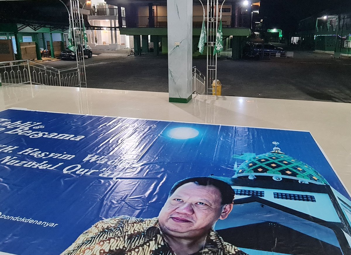 hakimjayli's tweet photo. Bagi sebagian aktivis, Gus Im atau Gus I'im atau KH. Hasyim Wahid adalah guru penting, mursyid gerakan di samping kakaknya, KH Abdurrahman Wahid alias #GusDur. Malam ini haul #GusIm di PP @mambaulmaarif Denanyar, Jombang.
Foto: sabtu dinihari, kang2 santri siapkan backdrop Haul https://t.co/9rBLhYpRcH