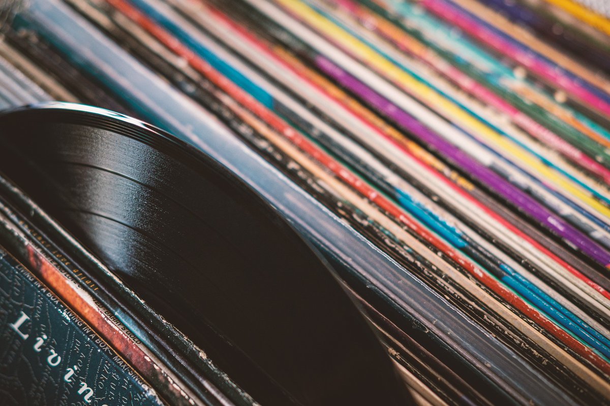 Vinyl outsold CD's last year for the first time since 1987 and grew for the 16th straight year. On this episode <a href="/musonomics/">musonomics</a>, we unpack the state of vinyl with John Kunz @WaterlooRecords; @RussCrupnick, Larry Jaffe <a href="/recordstoreday/">Record Store Day</a> &amp; more.  <a href="/nyusteinhardt/">NYU Steinhardt</a> pod.link/985799104/epis…