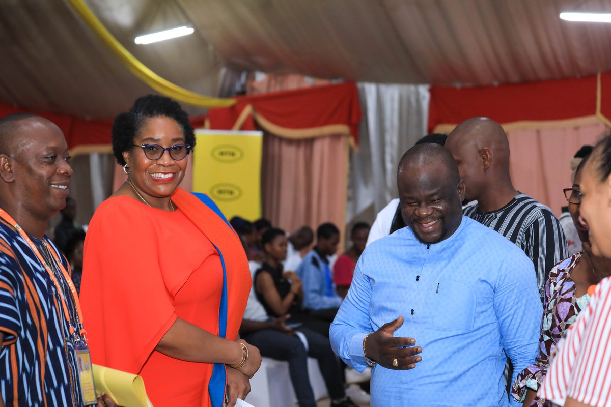 MTNBenin's tweet photo. 45 minds activés😎 !
Ces derniers mois, nous avons formé une centaine d'étudiant·e·s dans différents domaines de la technologie numérique, tels que l'intelligence artificielle, l'innovation et la programmation.
Hier, après 4 mois de programme, nous avons décerné des certificats aux 45 premièr·e·s étudiant·e·s qui ont réussi les modules "Découvre ton talent numérique" et "Passe en mode innovation". Ces étudiant·e·s sont désormais équipé·e·s pour les métiers de l'avenir. 💪
En outre, pour récompenser les 6 meilleu·r·e·s étudiant·e·s, @ucheofodile a annoncé qu'ils et elles bénéficieront d'une bourse pour poursuivre leur formation avec TITA à un niveau supérieur et dans un module de leur choix. MTN Bénin est heureux d'avoir contribué à leur donner les compétences techniques et l'expérience pratique nécessaires.
Prévu pour durer 5 ans, le programme TITA créé en partenariat avec @DigitalValley0 contribue à l'ambition de @MTNBenin de permettre à tou·te·s de profiter des avantages d'un monde moderne et connecté afin de construire un avenir numérique plus radieux pour notre pays et notre continent.
#DoingforTomorrowToday #TITADigitalSkills