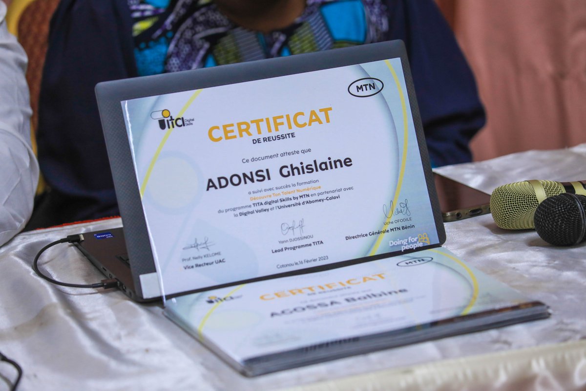 MTNBenin's tweet photo. 45 minds activés😎 !
Ces derniers mois, nous avons formé une centaine d'étudiant·e·s dans différents domaines de la technologie numérique, tels que l'intelligence artificielle, l'innovation et la programmation.
Hier, après 4 mois de programme, nous avons décerné des certificats aux 45 premièr·e·s étudiant·e·s qui ont réussi les modules "Découvre ton talent numérique" et "Passe en mode innovation". Ces étudiant·e·s sont désormais équipé·e·s pour les métiers de l'avenir. 💪
En outre, pour récompenser les 6 meilleu·r·e·s étudiant·e·s, @ucheofodile a annoncé qu'ils et elles bénéficieront d'une bourse pour poursuivre leur formation avec TITA à un niveau supérieur et dans un module de leur choix. MTN Bénin est heureux d'avoir contribué à leur donner les compétences techniques et l'expérience pratique nécessaires.
Prévu pour durer 5 ans, le programme TITA créé en partenariat avec @DigitalValley0 contribue à l'ambition de @MTNBenin de permettre à tou·te·s de profiter des avantages d'un monde moderne et connecté afin de construire un avenir numérique plus radieux pour notre pays et notre continent.
#DoingforTomorrowToday #TITADigitalSkills