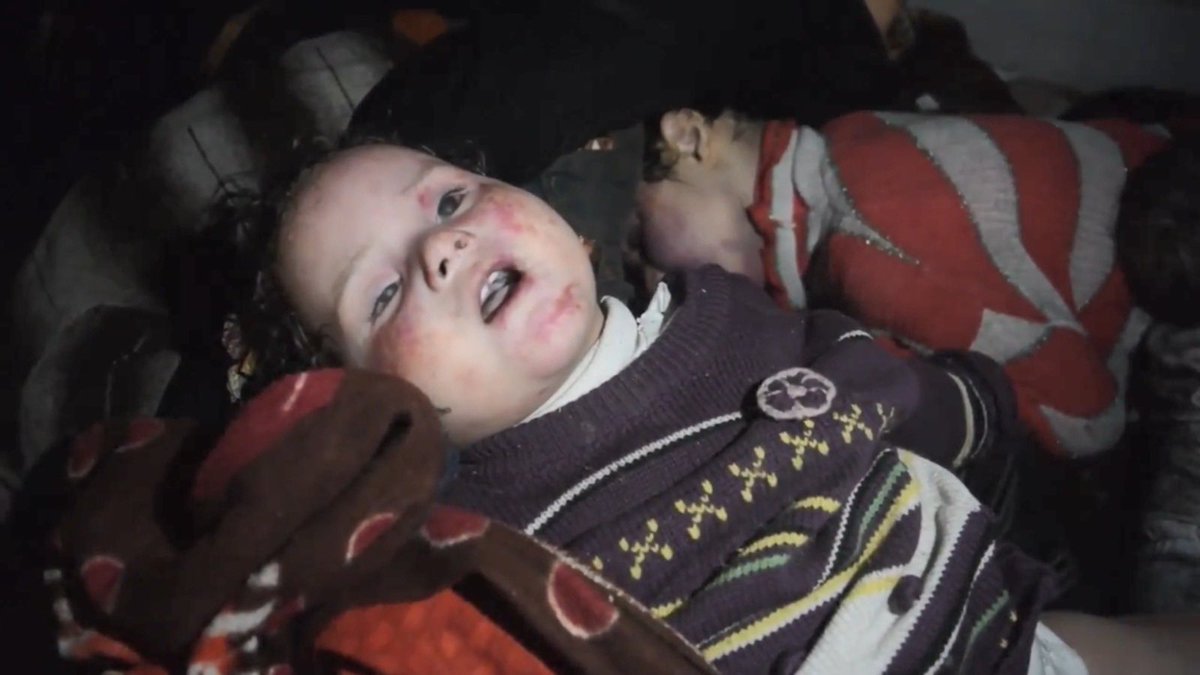 syrianetf's tweet photo. On this day 5 years ago, April 7, 2018 the Assad regime bombed the city of Douma with explosive barrels containing chlorine gas suffocating over 40 people to death, and harming more than 500 civilians. We will never forget. https://t.co/8hEhkuohWJ
