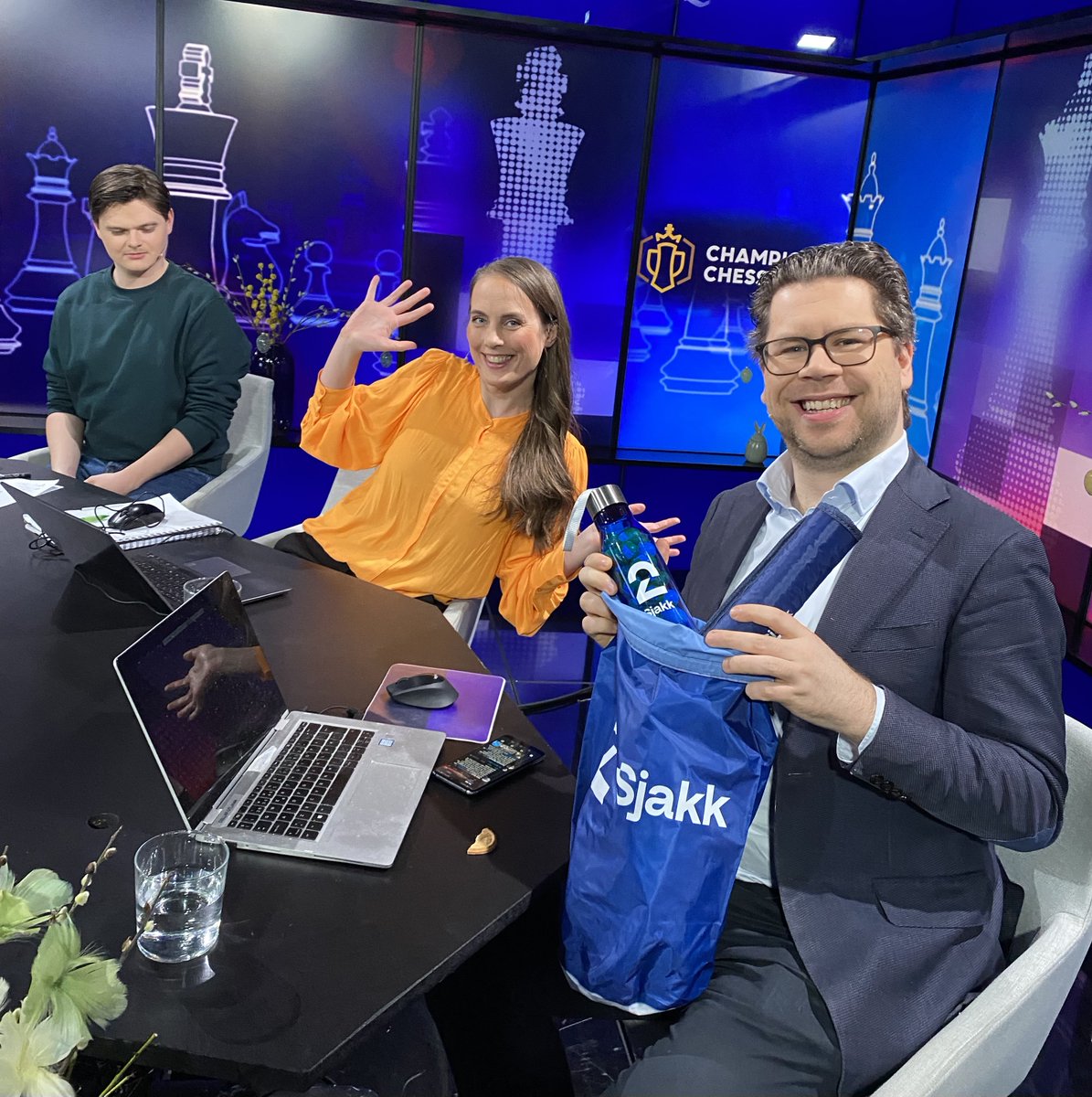 Lanserer konkurranse på chatten på tv2.no/sjakk, svar på disse to: Hvem vinner VM i langsjakk, Ding Liren eller Jan Nepomniatsjtsji? Hvor mange langsjakkpartier får vi? (minst 8, maks 14). Svar ila sendingen på chatten i dag og vinn en #2sjakk-gavepakke etter VM!