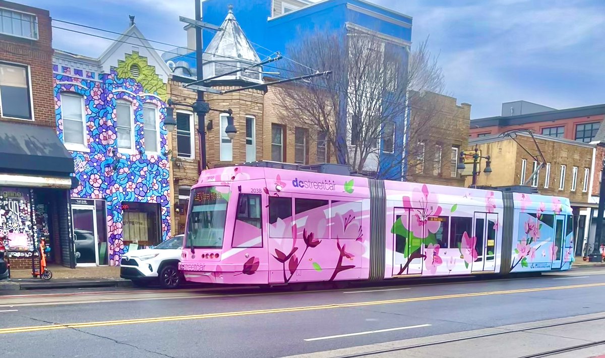 #BlossomRideDC captured this pic a few weeks ago to show off how cute the streetcar is looking (and captured it right next to a building painted to match~ 🌸) 🥰 #SpringItOn