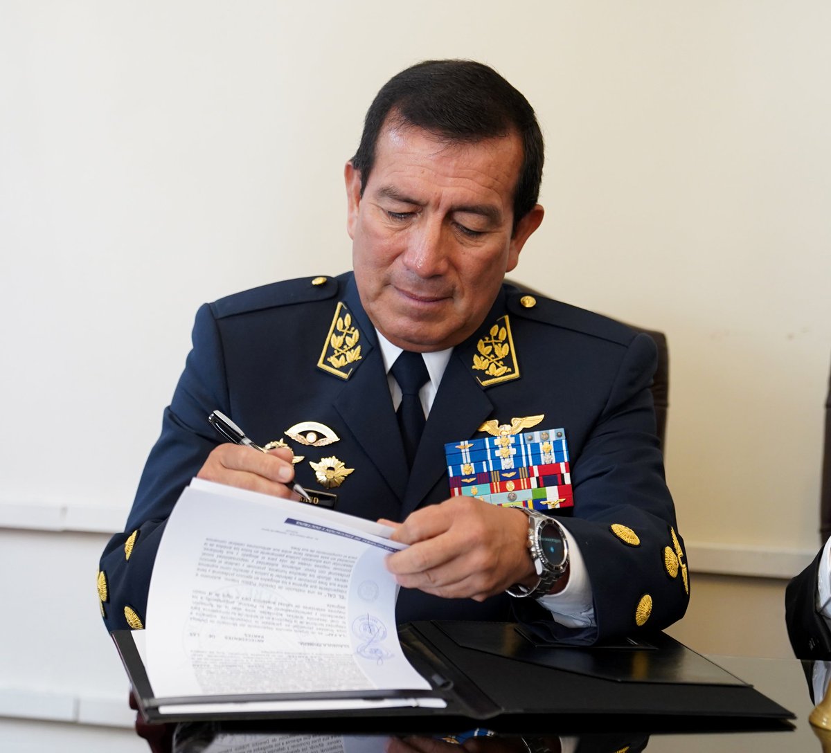 fapperu's tweet photo. #NoticiaFAP | La Fuerza Aérea del Perú a través de la Dirección General de Educación y Doctrina, firmó un importante convenio con el Colegio de Abogados de Lima, mediante el cual será posible establecer mecanismos e instrumentos de colaboración entre ambas instituciones (1/2) https://t.co/0T7Rz1Wifz