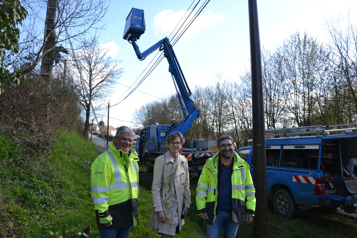 Cette semaine,<a href="/enedis/">Enedis</a> dans l'<a href="/ornedepartement/">Département de l'Orne</a>, avec le renfort de 2 entreprises prestataires, rénove 7km de réseau 20000V à Tinchebray-Bocage. Le but ? Améliorer l'alimentation électrique de 540 clients. Au total 140k€ sont investis pour ces travaux. #ServicePublic #Normandie