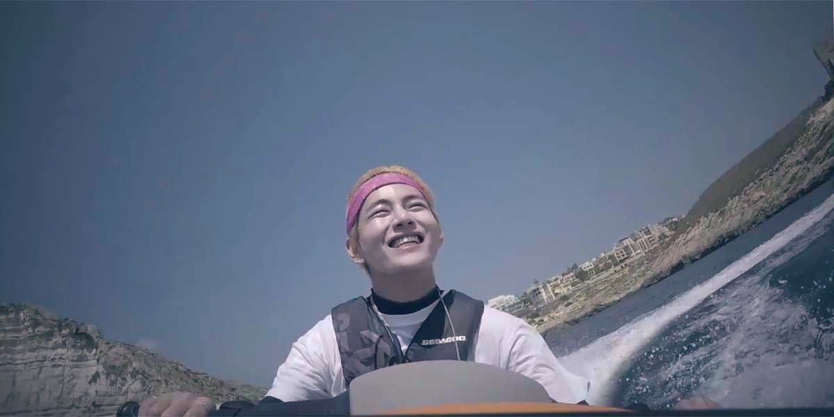 BORAHAEoo7's tweet photo. same person different vibes 
Taehyung taehyung 

2023.                                                          2019 https://t.co/TMDnYsk8z0