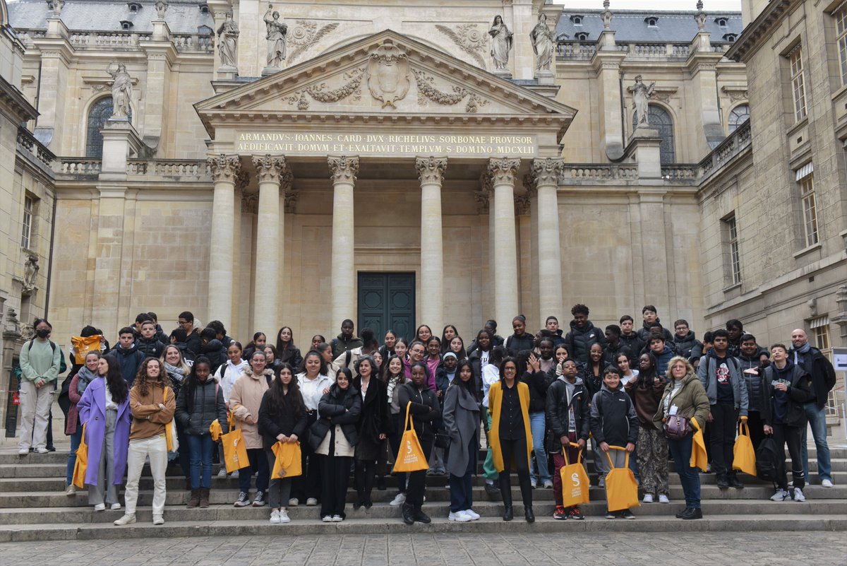 LettresSorbonne's tweet photo. #Orientation 🎒 La doyenne de la Faculté des Lettres Béatrice Perez a accueilli ce jour les élèves du collège Henri Matisse de Garges-lès-Gonesse. Au travers d'un grand jeu de piste, tous et toutes ont pu explorer les locaux de la #Sorbonne et découvrir la vie universitaire ! https://t.co/XrLSLNgurx