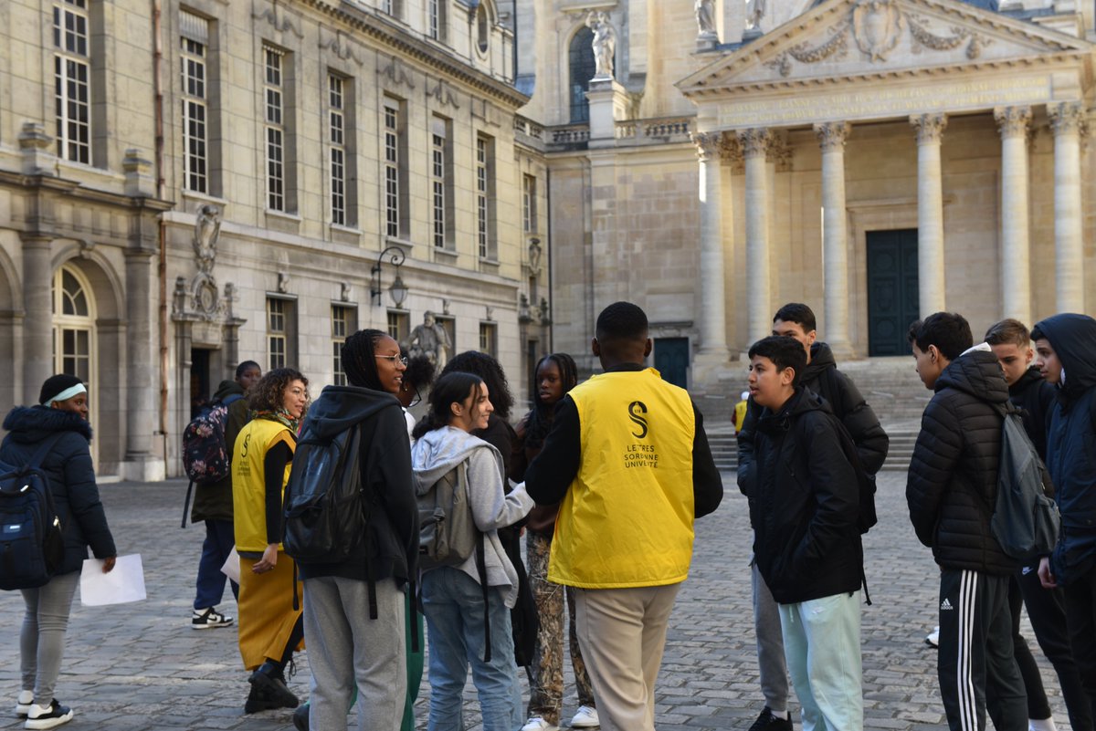 LettresSorbonne's tweet photo. #Orientation 🎒 La doyenne de la Faculté des Lettres Béatrice Perez a accueilli ce jour les élèves du collège Henri Matisse de Garges-lès-Gonesse. Au travers d'un grand jeu de piste, tous et toutes ont pu explorer les locaux de la #Sorbonne et découvrir la vie universitaire ! https://t.co/XrLSLNgurx