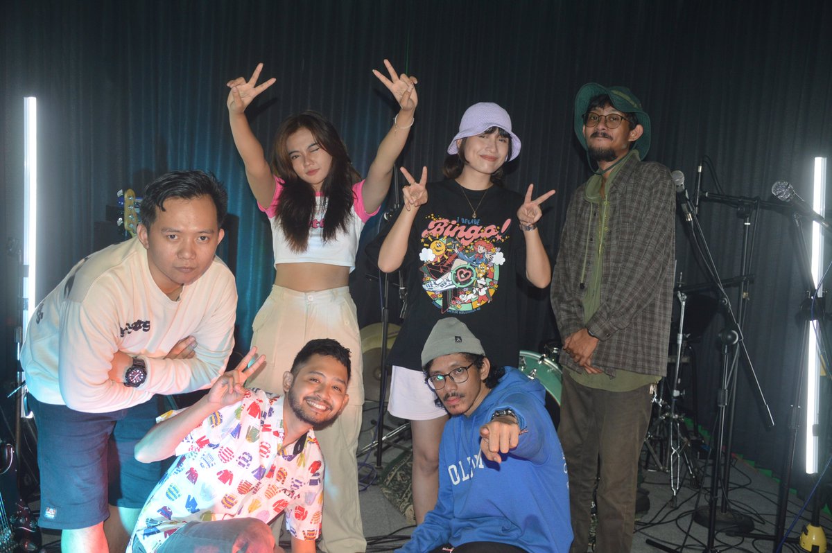 Degrees_OFC's tweet photo. Tak lupa kami ucapkan terimakasih utk semua pihak yg sudah support event ini.
- @AAstudiomusik 
- @48terrace_merch 
- Rizprod Equipments

Thanks jg untuk lineup performer kali ini
- Arcturus @arcturusmlg 
- AE @AfterEncore_ 
- Amazee @azzordinaryteam 
#DegreesLiveSessionRamadhan https://t.co/1lZVIDDmRr