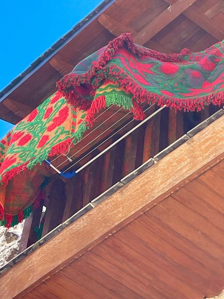plataforma102's tweet photo. Ya hay quien ha colgado esas colchas tan bonitas hechas a mano de su ventana... Anímate!! Que mañana #Porto luzca un color especial! #8abril #EWDay #DíaEuropeodelaLana https://t.co/BAE1vrjbDz
