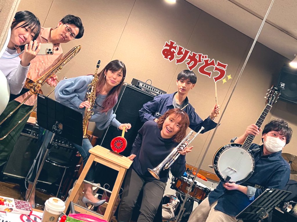 Spring6Hot's tweet photo. ◆4月8日明日！
日ノ出町秀武館前
雨はなんとか持ちそうな雰囲気
黒ちゃん不在のため
べら棒に若いw嶋田くんが素敵なスネアを担当してくれます♪

生演奏録音版CD
HotSpring6 Live明日発売です‼️
¥1000✨

※天候により予定変更がある場合こちらのアカウントでお知らせします。
#大岡川
#HotSpring6 https://t.co/tJSJYoVdBV