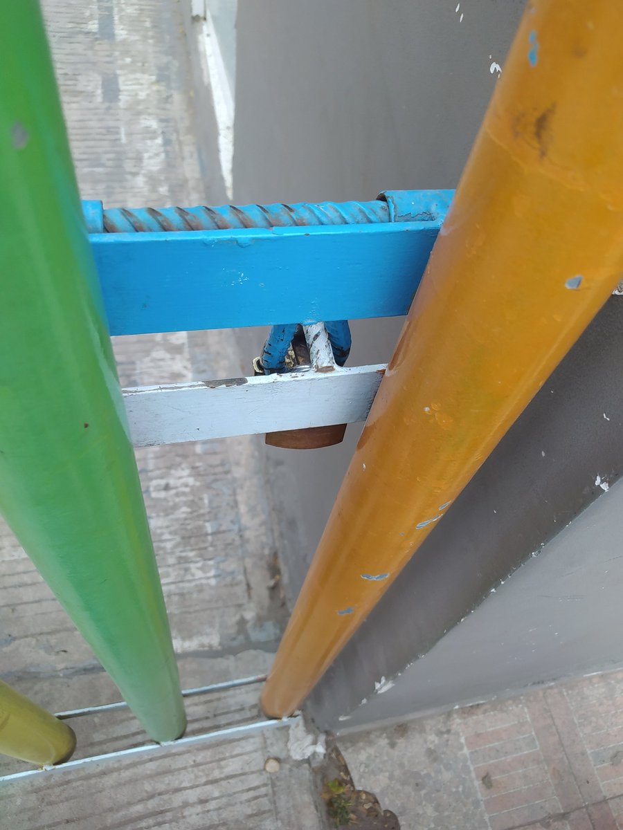 antoniocala's tweet photo. En #magangue cierran con candado la entrada a la urgencia pediátrica un viernes santo @MinSaludCol y exponen a niños en la urgencia de adultos. @MedicosdelMundo https://t.co/CnCw8b2Xhn