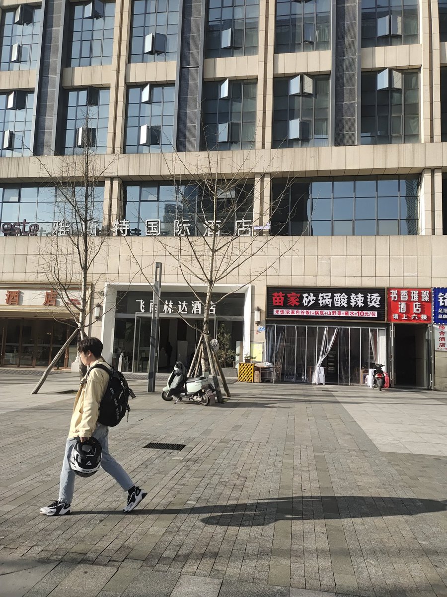 chnhilng2's tweet photo. 逛了一天，没遇到高质量的。打道回府 https://t.co/p61r2Klwc8