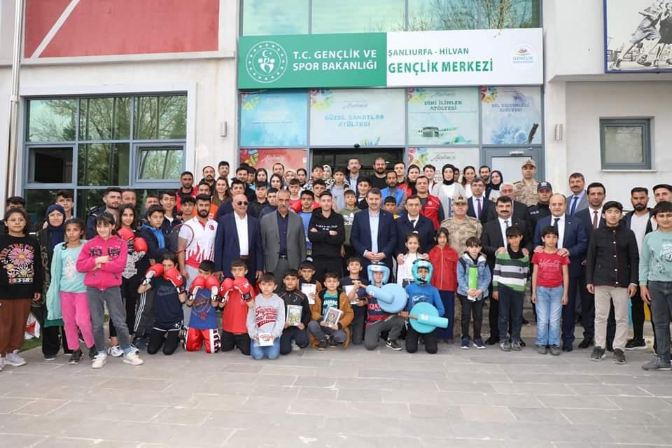 gsb_hilvangmm's tweet photo. Valimiz Sayın @valisalihayhan; Hilvan ilçesi ziyareti kapsamında Gençlik Merkezimizde yapılan kursları  yerinde  incelemelerde bulunarak, yapılan faaliyetlerle ilgili olarak kendisine bilgiler verildi, faaliyetlere katılan gençlerle sohbet etti. https://t.co/rQf3pv3mGB