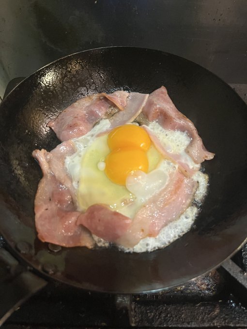 ベーコンエッグを作ったらたまたま双子でラッキーな気持ちになったので、みんなに見せますね 