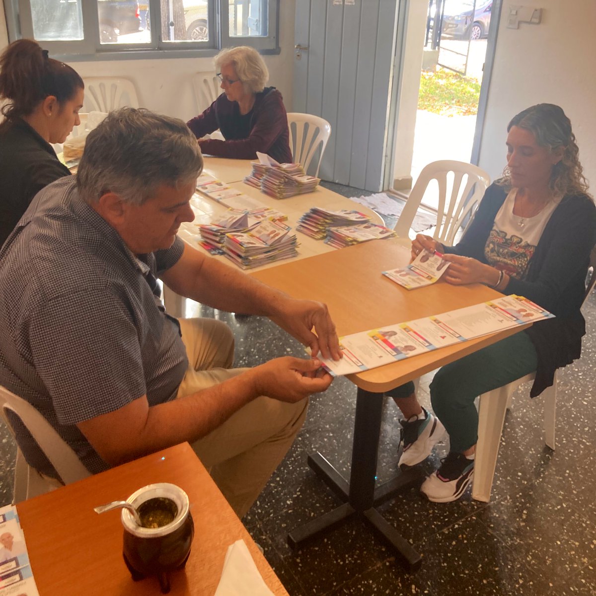 manonellesmajo's tweet photo. En Cipolletti doblando boletas para el 16 de Abril. Toneladas de papel y dinero que se pierde en cada elección.  Cuando seamos gobierno vamos a tener #BoletaUnicaDePapel 🗳️♻️ Elegí el cambio, vota #CambiaRioNegro Lista 429. #ElCambioEsConVos https://t.co/fyxpEetgB6