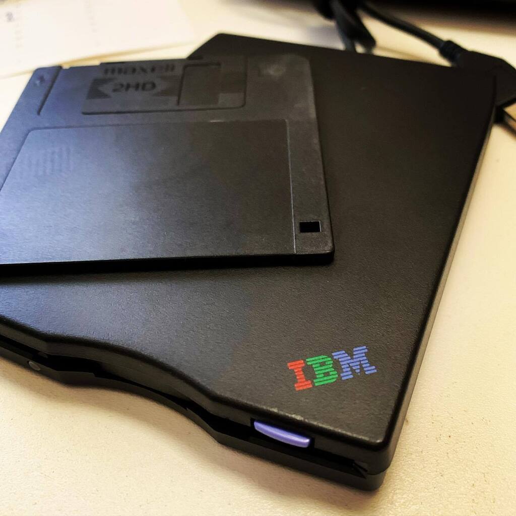 coma_nadare's tweet image. フロッピーに入ってる昔のデータ整理！IBMロゴは色褪せませんなあ。ギークみあって良き。
#IBM #FDD