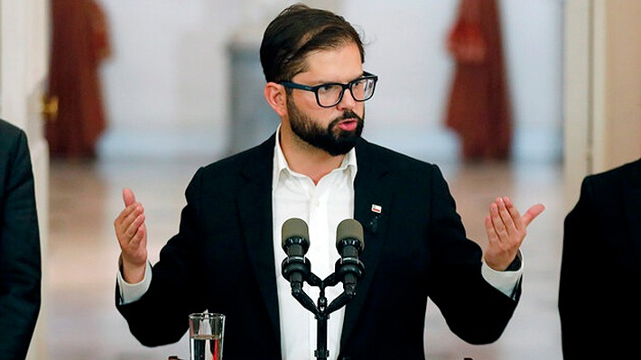 Radar_C_L's tweet photo. El presidente Boric lideró una reunión en La Moneda con casi todos los partidos políticos del país, donde les solicitó una tregua, tras el asesinato del cabo Palma. Los partidos oficialistas y oposición dan señales para crear un clima de bandera blanca para avanzar en temas urgentes de seguridad. Bien Presidente Boric! #Boricestamoscontigo