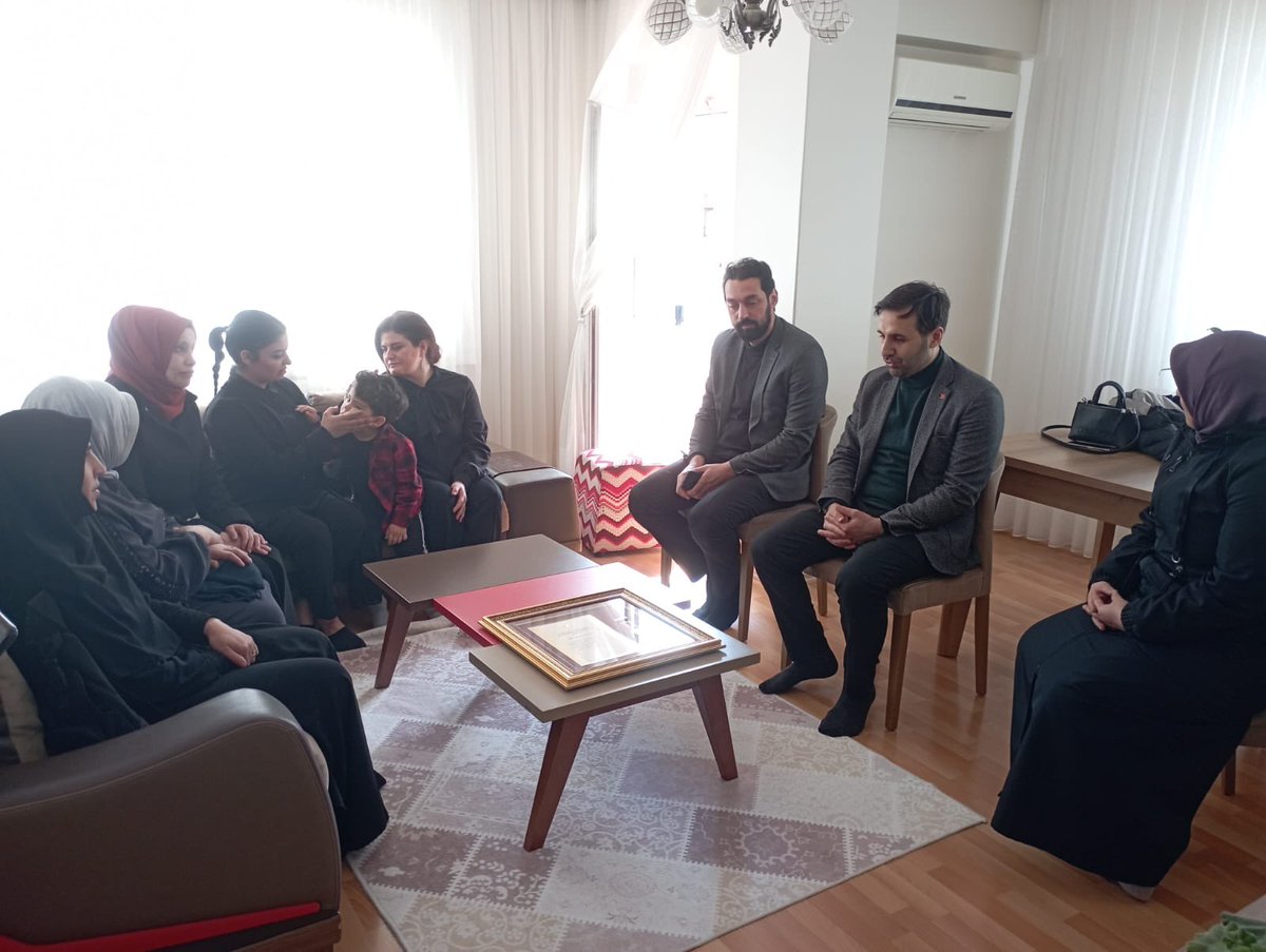 Fatihtunaa's tweet photo. 15 Temmuz Şehidimiz Mehmet Karaaslan’ın bizlere emaneti olan kıymetli ailesini, Kadın Kolları Başkanımız Şeyma Aktaa ve İl Kadın Kolları Yönetim Kurulu Üyemiz Eda Kalaç  ile birlikte ziyaret ettik. 

Rabbim tüm şehitlerimize rahmet, ailelerine sabır ihsan eylesin. https://t.co/I7b4SWFAyh