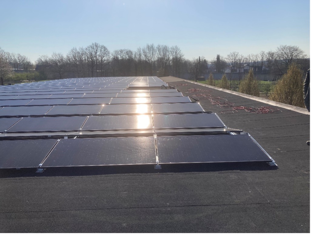 InfoEmec's tweet image. Na lang wachten is het zover. De aanleg van zonnecentrale Marnis Bunde II is gestart. Op 30 &amp;amp; 31 maart onder barre weersomstandigheden zijn de panelen op het dak gelegd. Dat levert op 5 april, bij mooi weer, wel een mooi plaatje op. Nu is het nog wachten op de aansluiting.