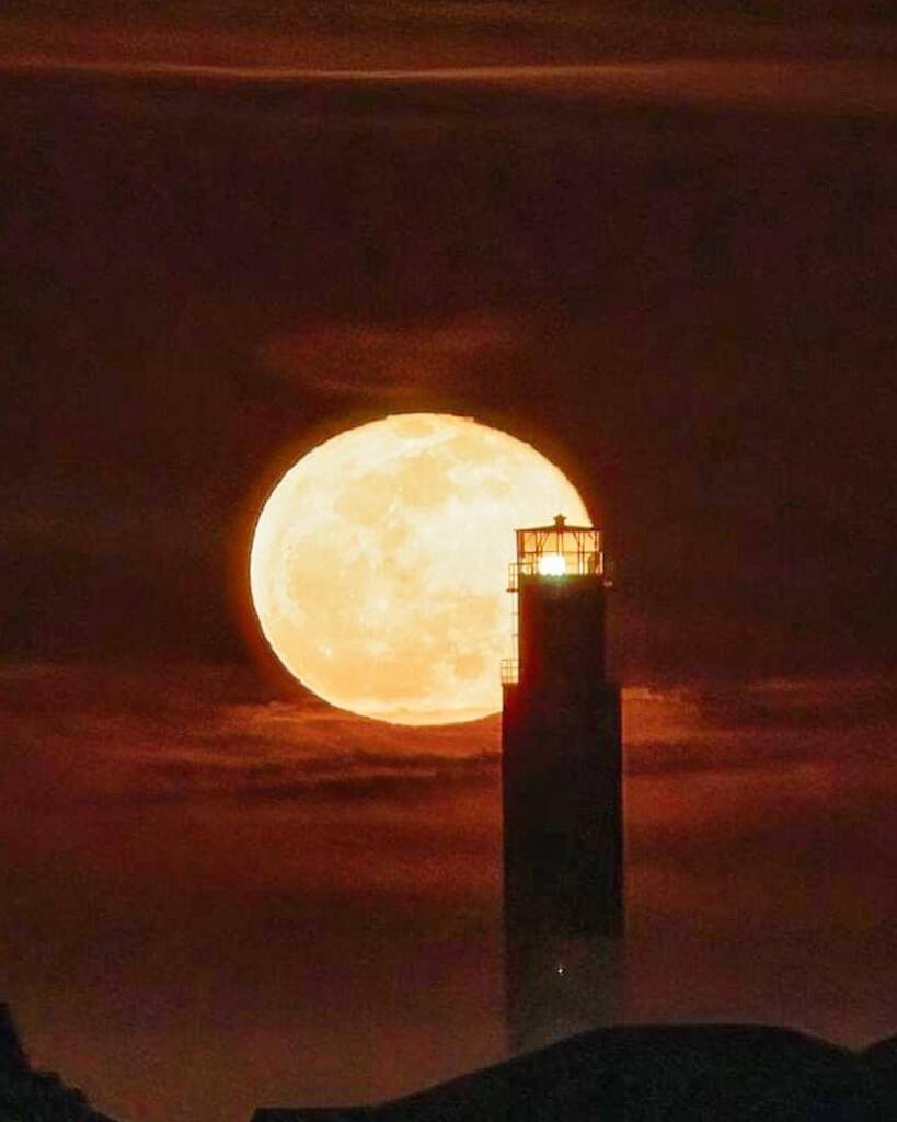 Moon and lighthouse #oakislandnc #caswellbeachnc #oakislandlighthouse #moon #fullmoon #moonrise #lighthouses_around_the_world #lighthouse_lovers #lighthousesofinstagram #lighthouses_windmills_gs #photopills #photopills_moon #brunswickcountync instagr.am/p/CqvP3cCrrfT/